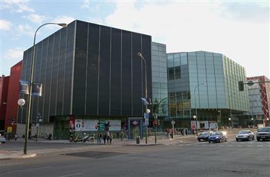 Exterior, 2011. Fotografía de Luis García  (Fuente: https://es.wikipedia.org/wiki/Teatros_del_Canal [Consultado el 15 de abril de 2020]